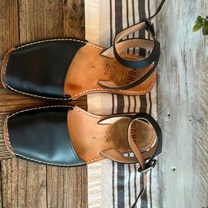 Pons black leather sandals